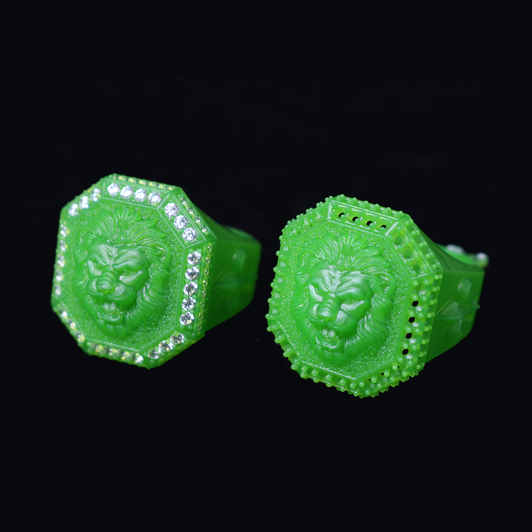 Lion head green wax ring set with diamonds