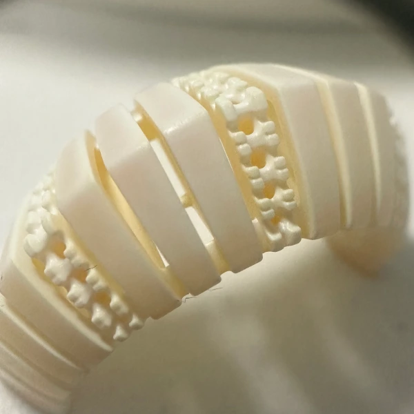 Microscope view of the same white castable resin jewelry segment after optimization, exhibiting excellent surface smoothness and eliminated layer lines.